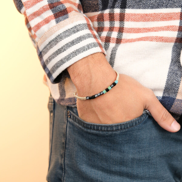 Kişiye özel miyuki boncuklu mors alfabesi bileklik krem renkli makrome örgü