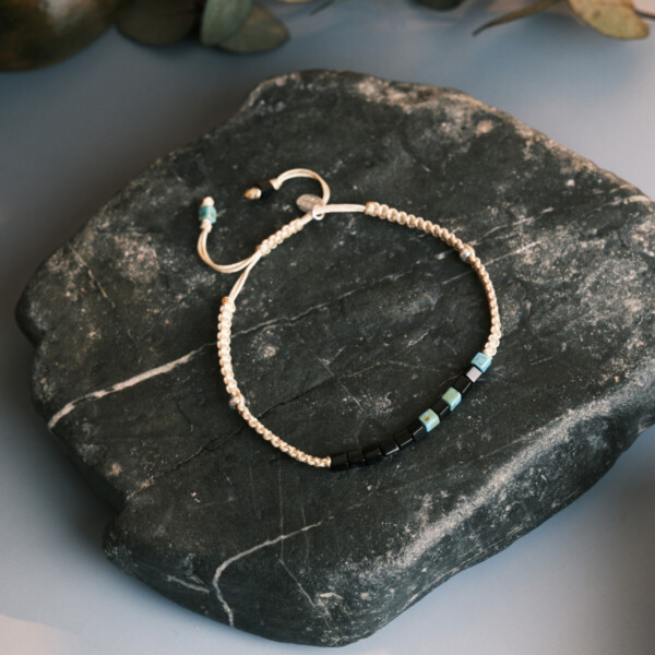 Kişiye özel miyuki boncuklu mors alfabesi bileklik krem renkli makrome örgü