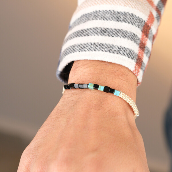 Kişiye özel miyuki boncuklu mors alfabesi bileklik krem renkli makrome örgü