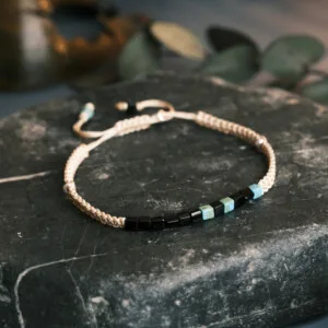 Kişiye özel miyuki boncuklu mors alfabesi bileklik krem renkli makrome örgü